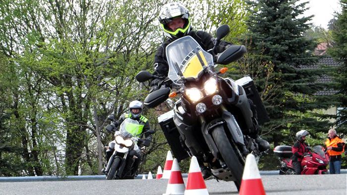 Είναι ώρα να επανασχεδιαστεί από την αρχή η ύλη των τεστ μοτοσικλέτας, και να απ Είναι ώρα να επανασχεδιαστεί από την αρχή η ύλη των τεστ μοτοσικλέτας, και να αποκτήσει επαφή με τις πραγματικές συνθήκες που επικρατούν στους δρόμους.